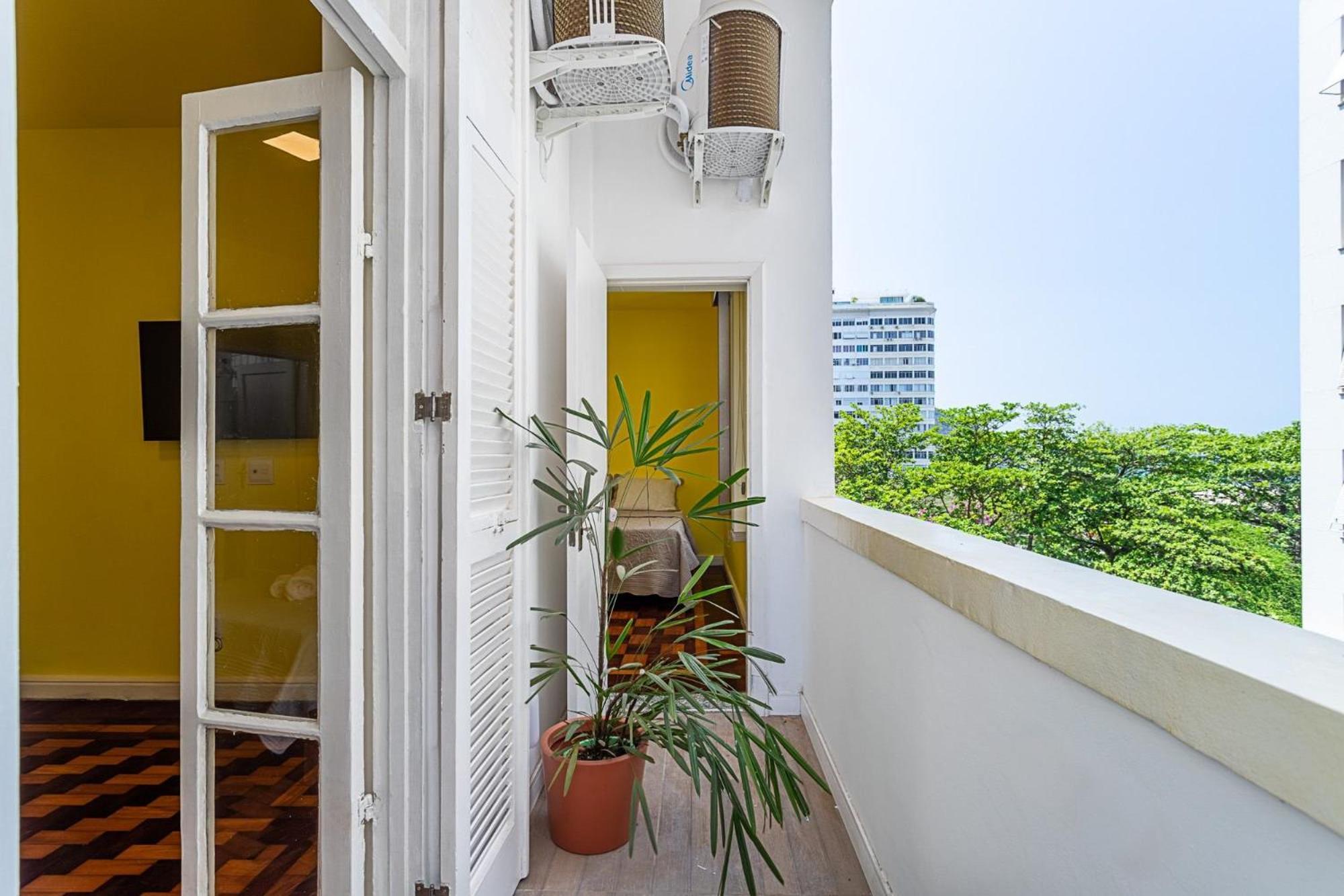 Em Copacabana Com Varanda 2 Quartos *